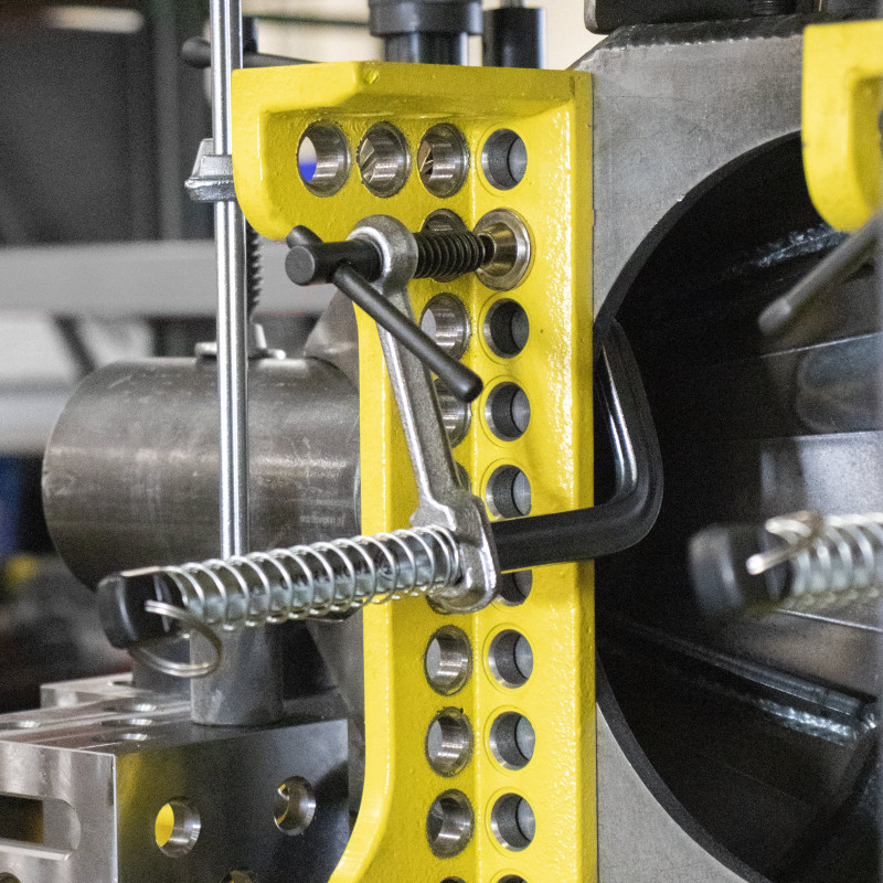 Clema V de Prindere cu Arc si Talpa Magnetica MagSpring™, UBV65M